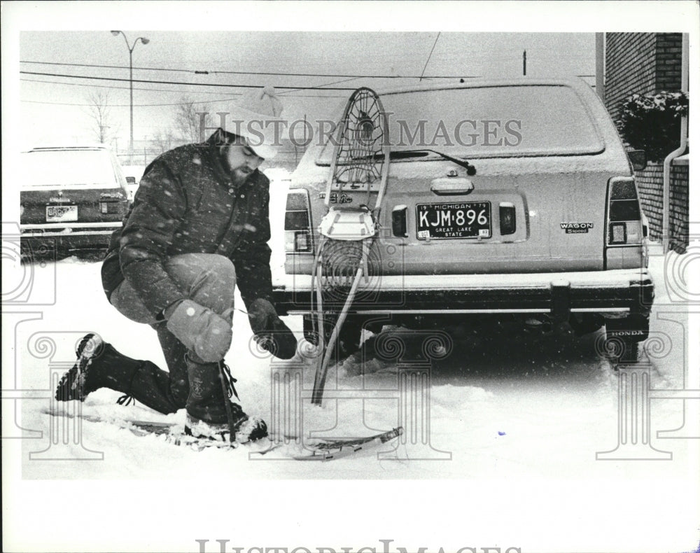 1982 Man wears snowshoes protection car - Historic Images