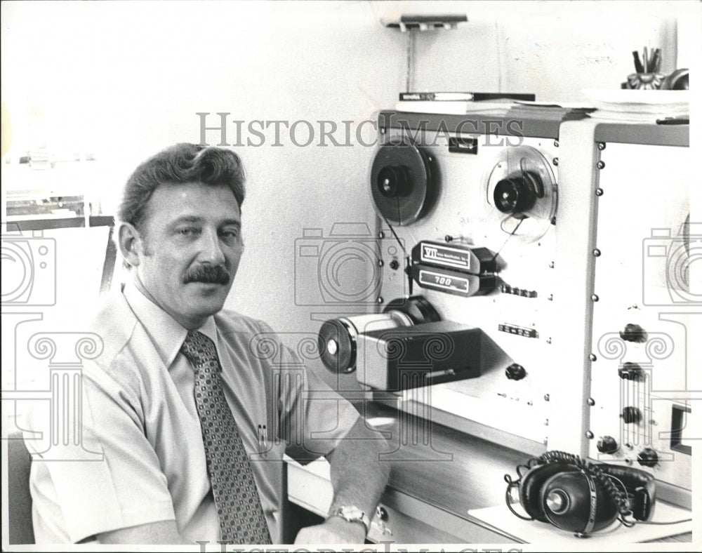 1978 Press Photo Detroit Lt Lonnie Smrkovski Headphones - RRV01755 - Historic Images