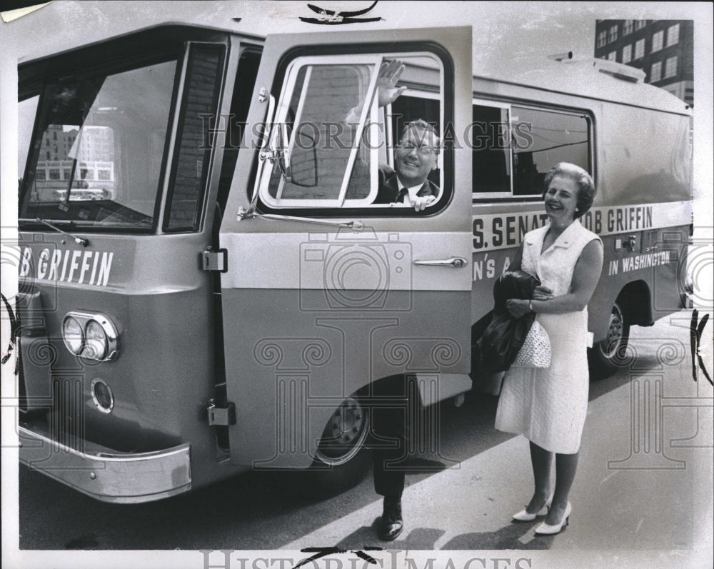 1966 Press Photo Mrs Bob Griffin Robert P Campoign Bus - RRV01791 - Historic Images