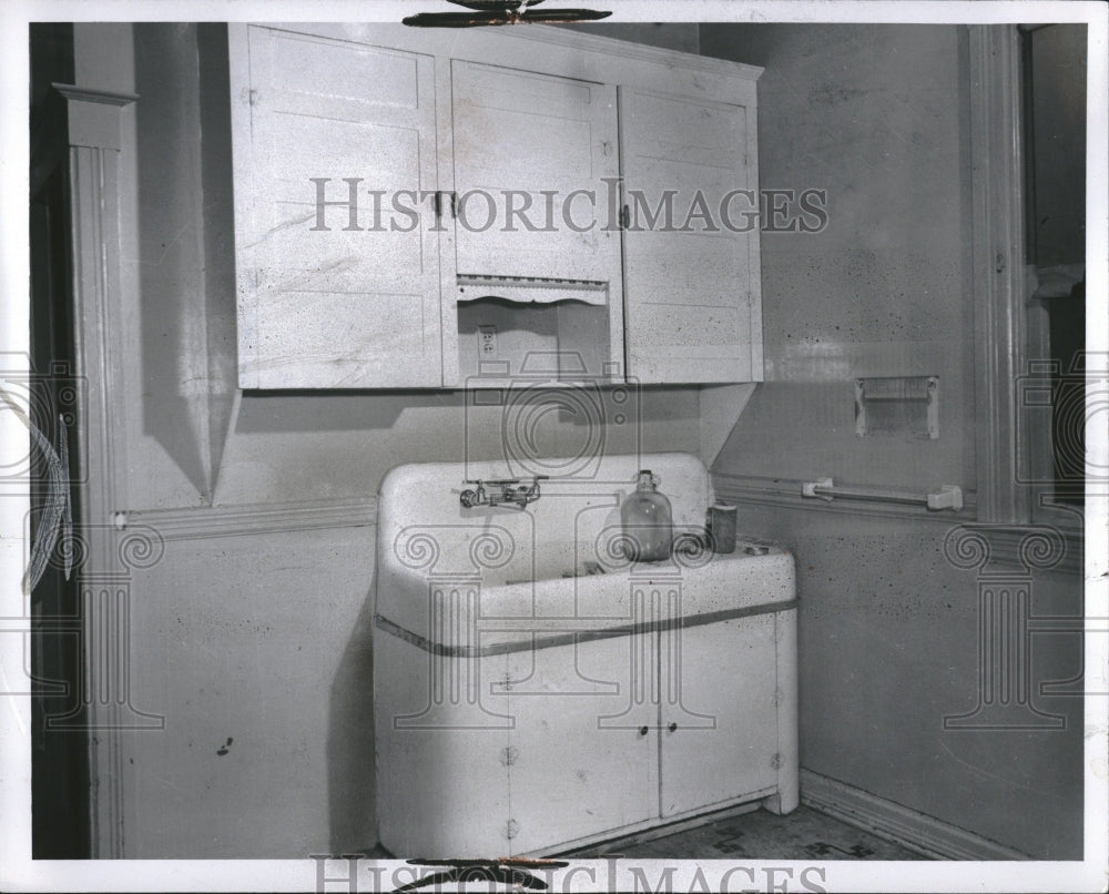 1957 Modernized Bathrooms House Picture - Historic Images