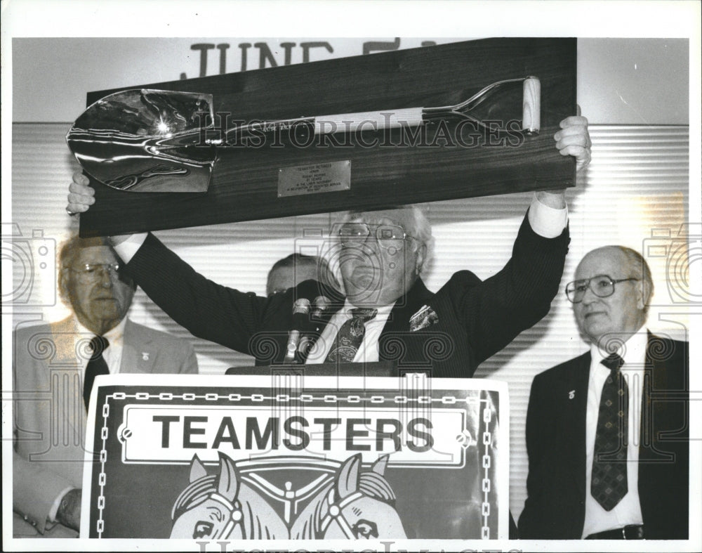 1987 Robert Holmes with Michigan Teamsters - Historic Images