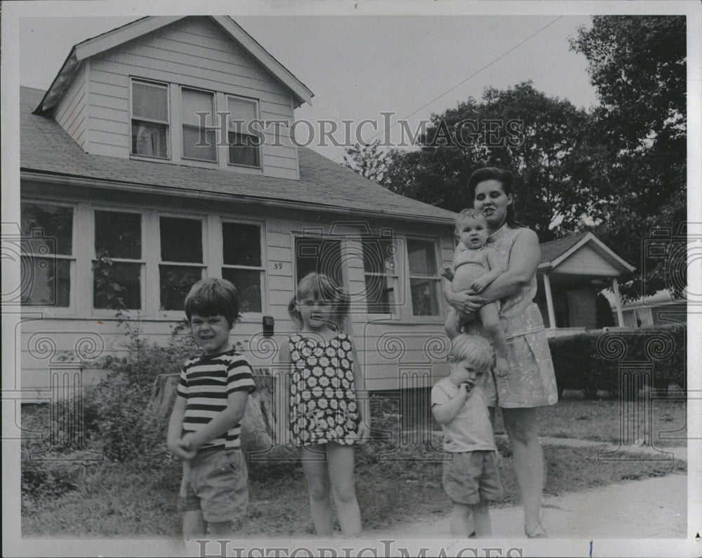 1971 Press Photo The Fura In Front of Their Home - RRV02135 - Historic Images