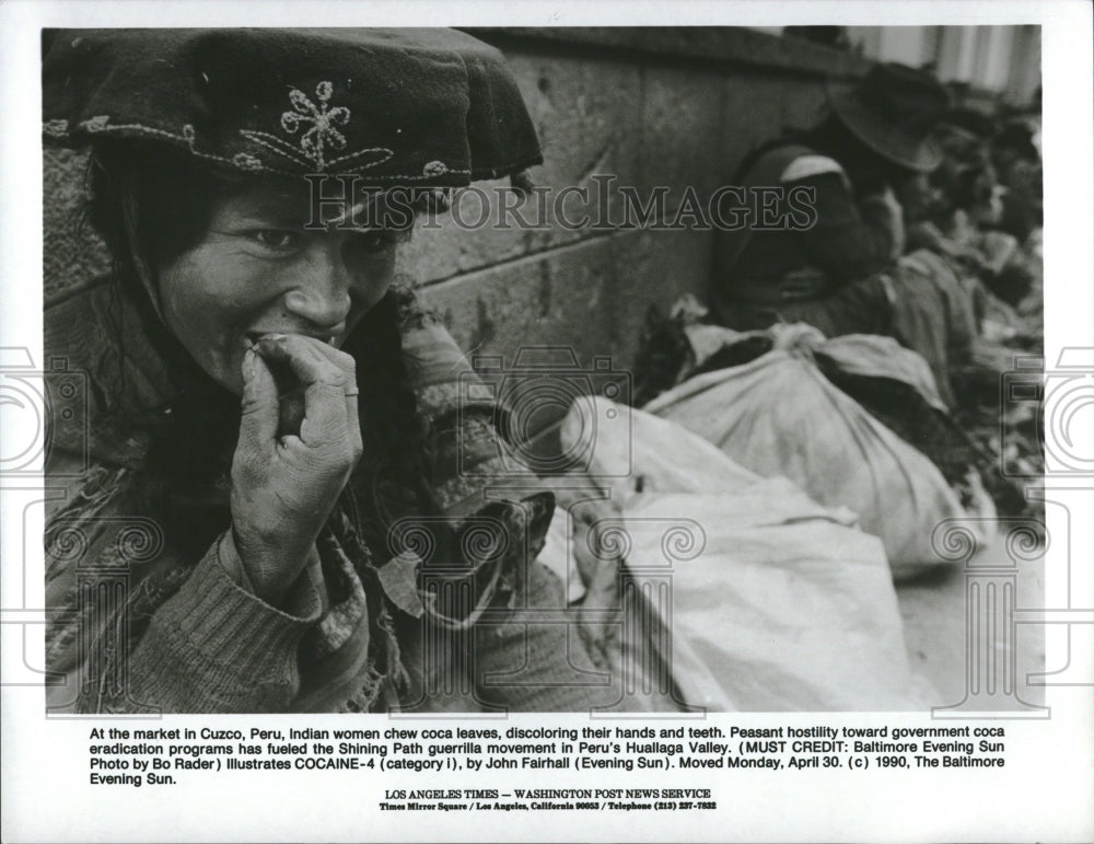 1990 Peru Drugs Teeth Coca Leaves Women - Historic Images