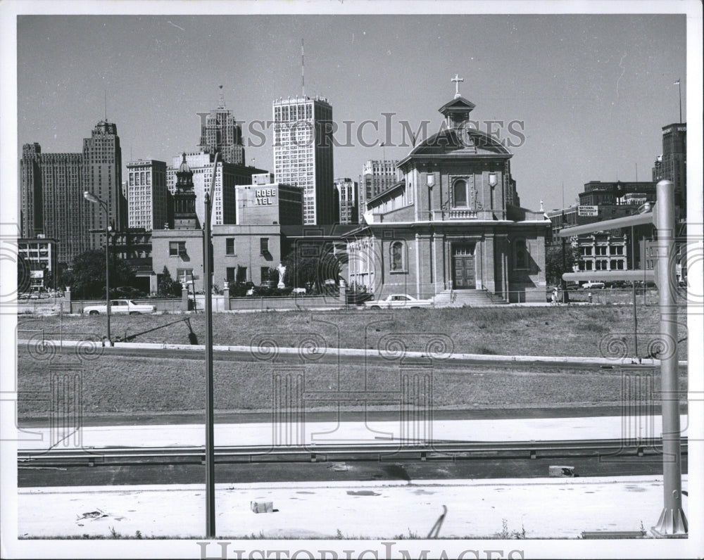 1974 Press Photo Family Roman Church Holy Freeway - RRV02671 - Historic Images