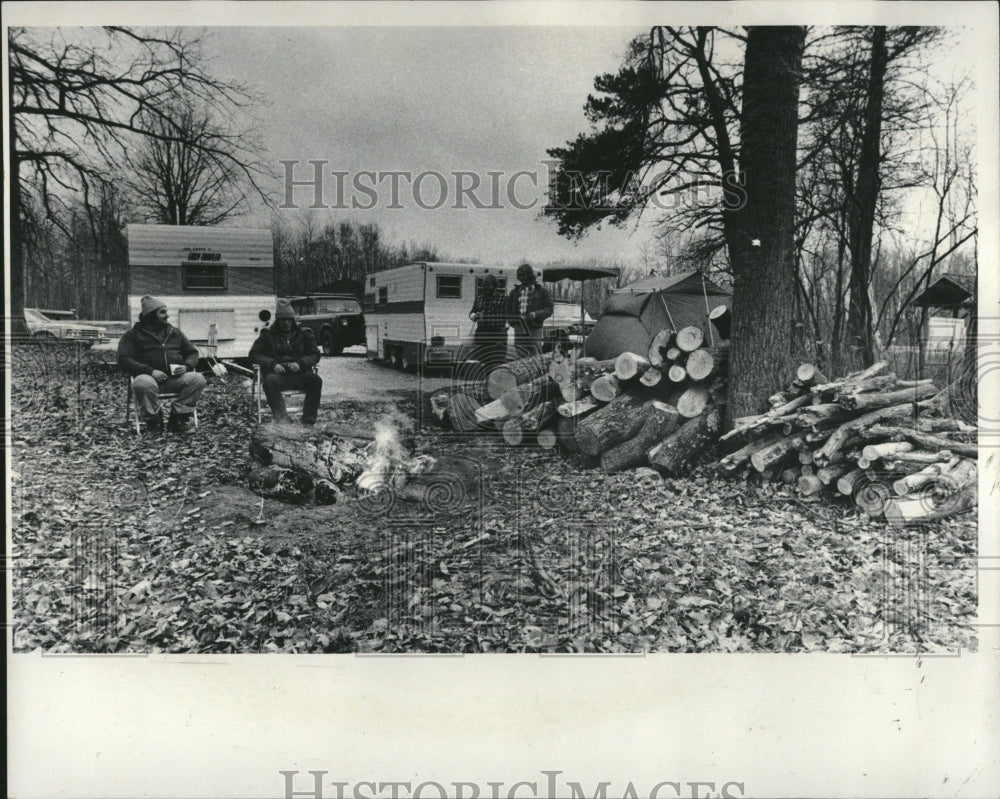 1978 Photo Deer Hunters At Campfire In Michigan - Historic Images