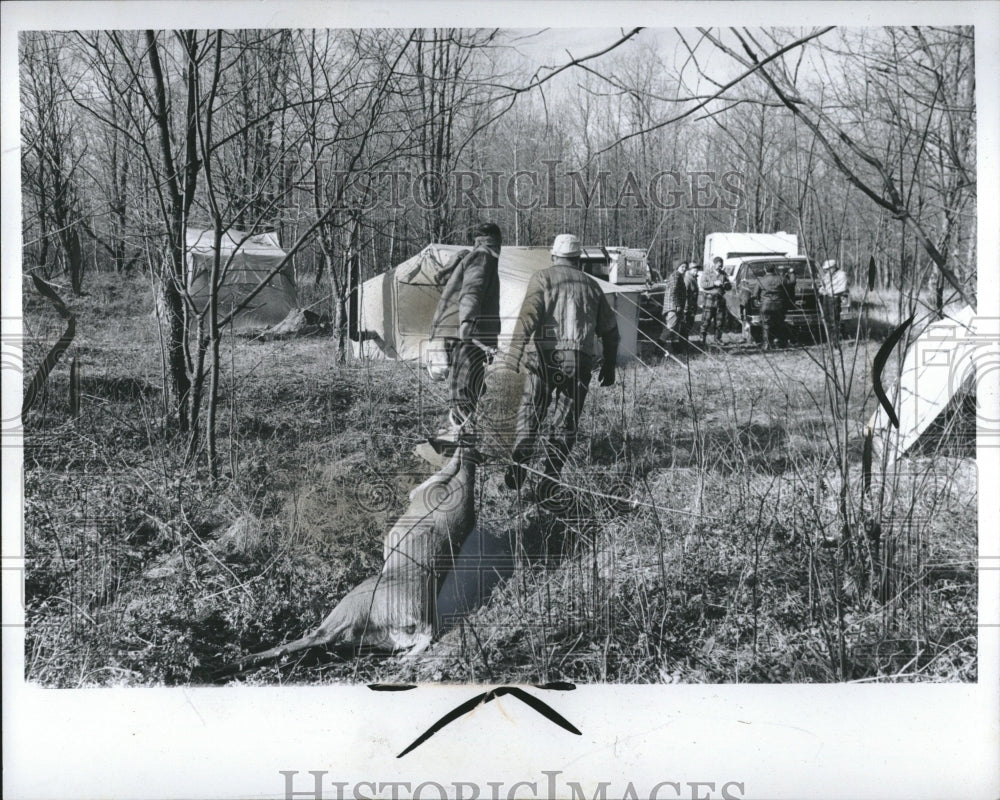 1975 Press Photo Deer Hunting - RRV02915 - Historic Images