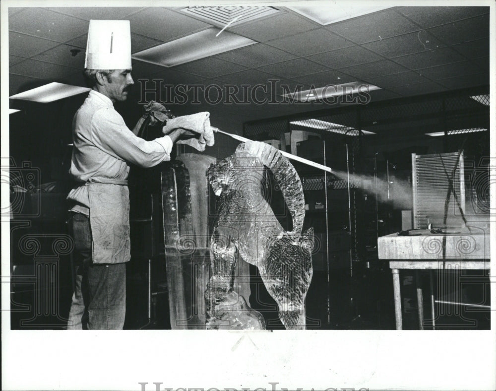 1984 Press Photo Chef Beat Richei Ice Sculpture Detroit - RRV02917 - Historic Images