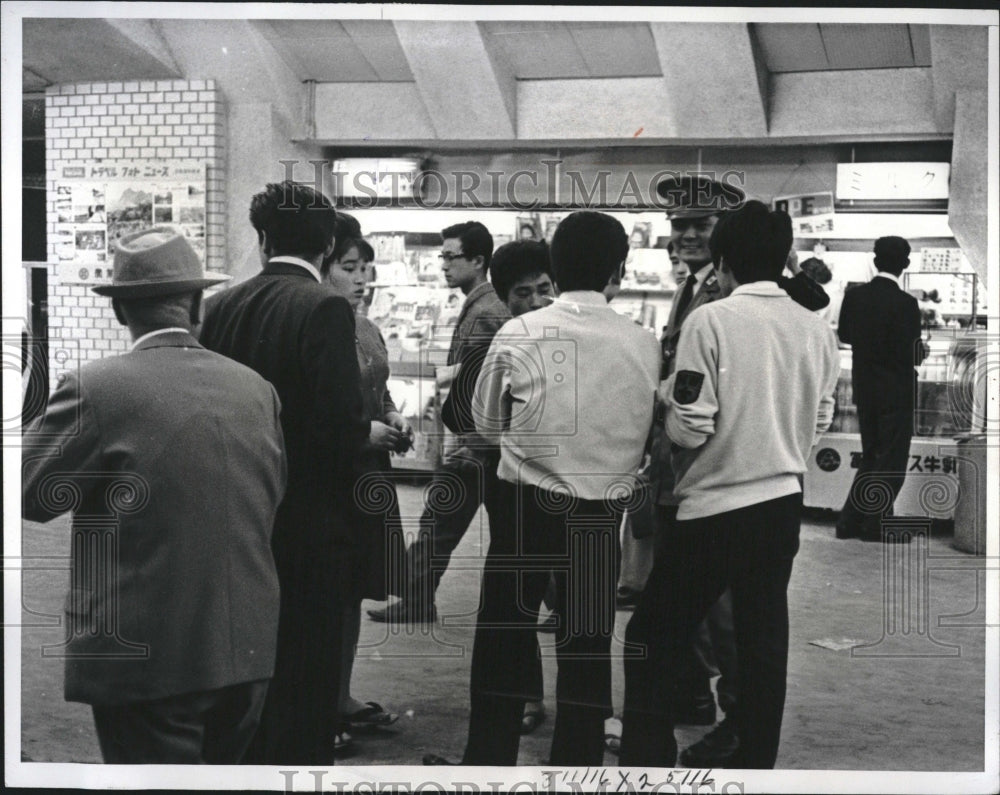 1963 Press Photo Tokyo&#39;s Gotanda Station police teens - RRV02941 - Historic Images