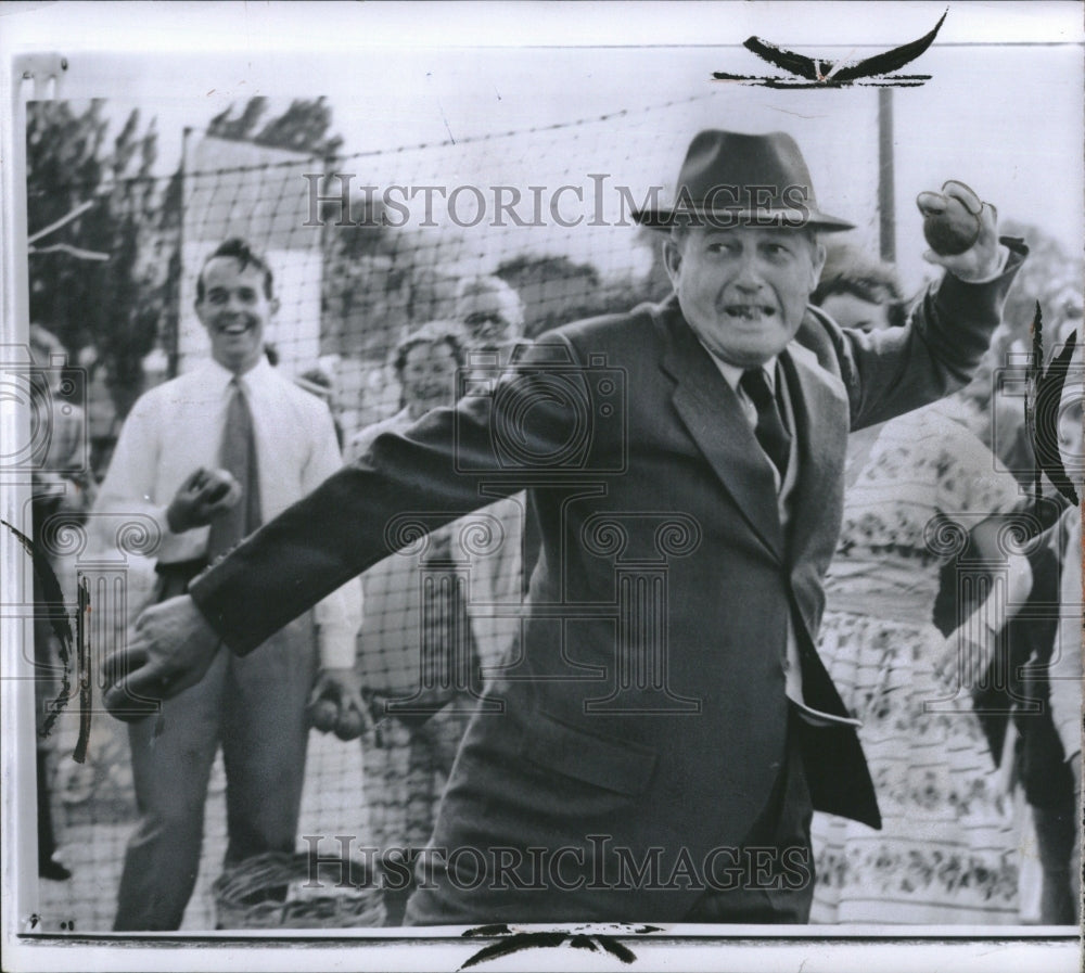 1959 Press Photo British PM Macmillan Cricket Pitch - RRV02995 - Historic Images