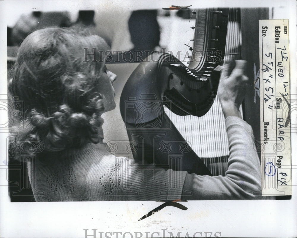 1975 Press Photo Harpist tunes up practice symphony - RRV03479 - Historic Images