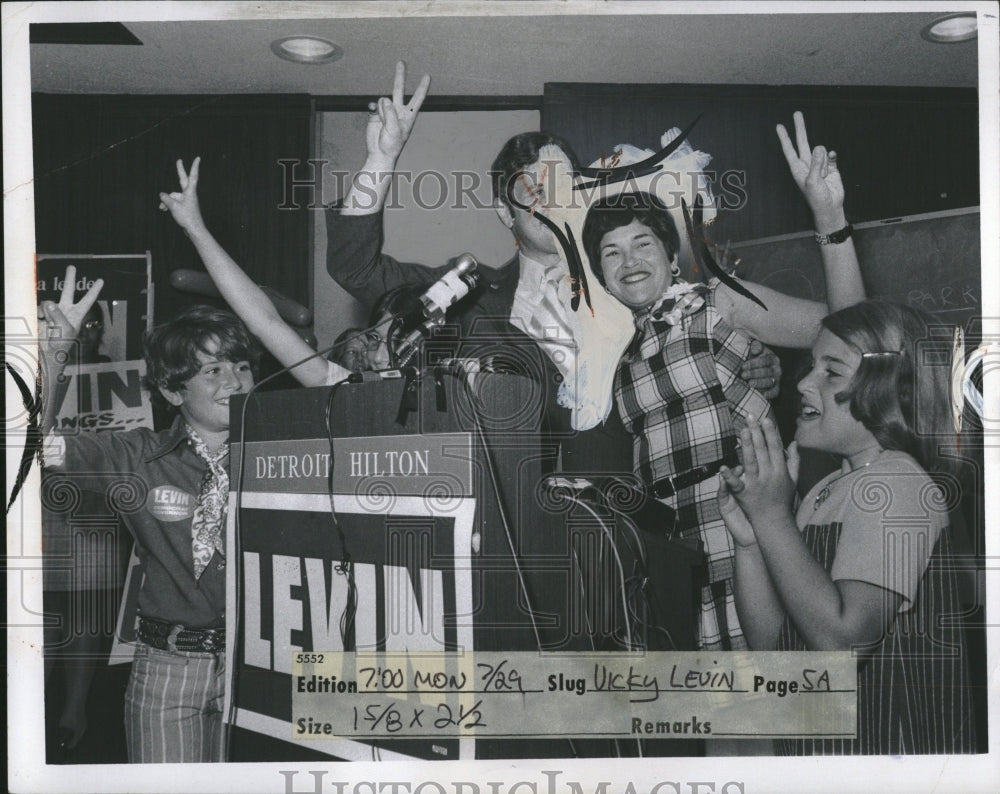 1974 Press Photo Sander Levin&amp; Family Victory Celebrate - Historic Images