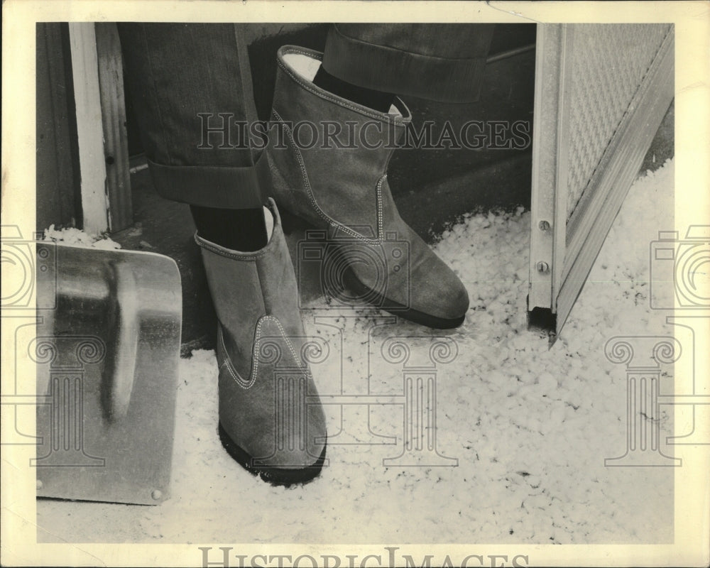 1964 Press Photo Mens Fleece Lining Pigskin Boots Shoes - RRV03763 - Historic Images