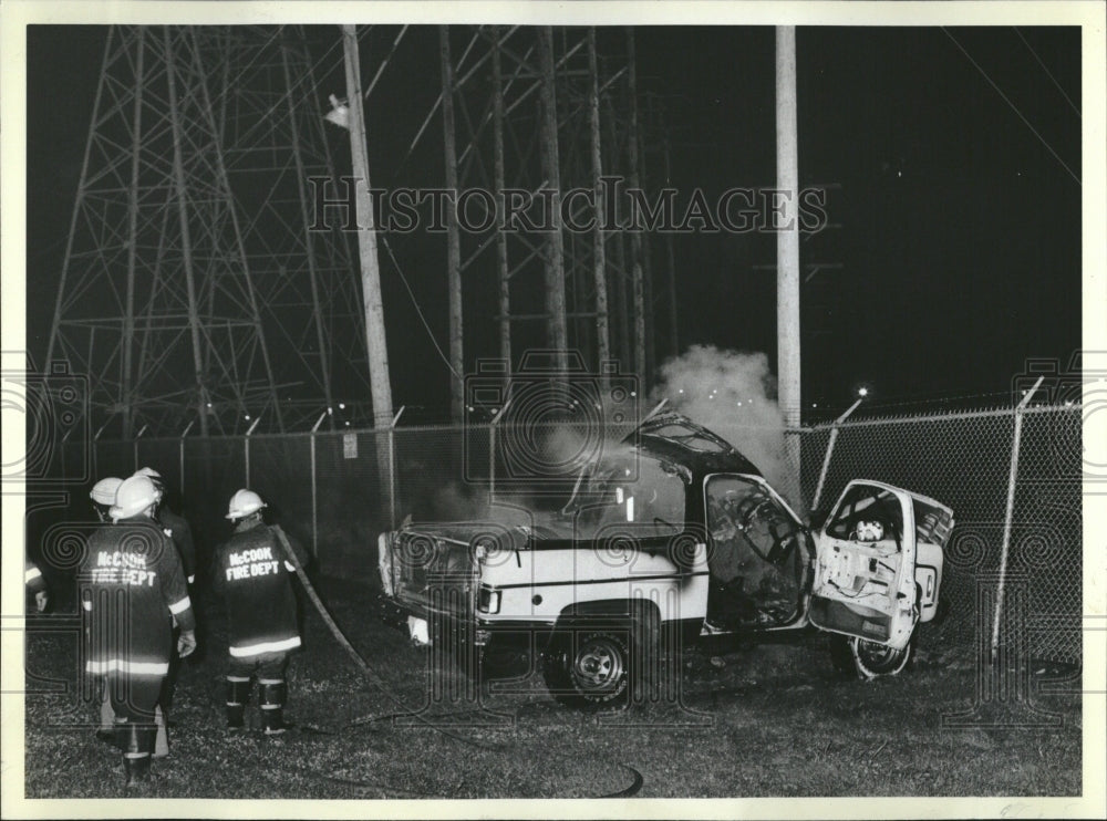 1981 Press Photo Bomb Shattered Truck Firefighters - RRV03865 - Historic Images