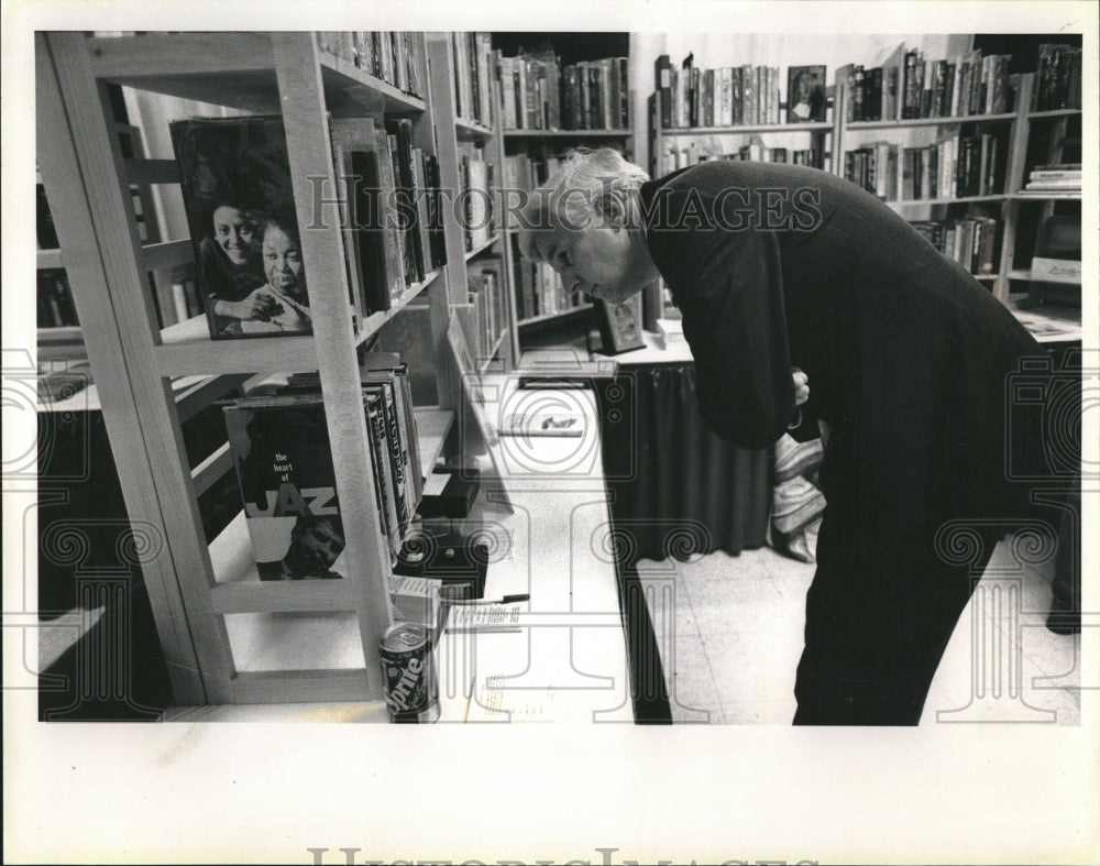 1991 Press Photo Richard Boe Antiquarian Book Fair - Historic Images