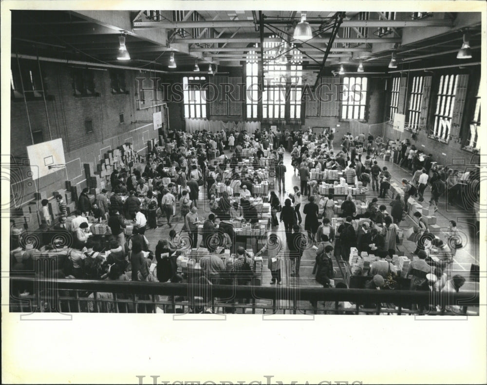 1982 Press Photo University Chicago Press Book Sale - RRV03911 - Historic Images