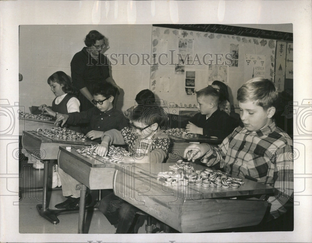 1966 Press Photo Patricia Becker Teacher Bottle Caps - RRV03977 - Historic Images