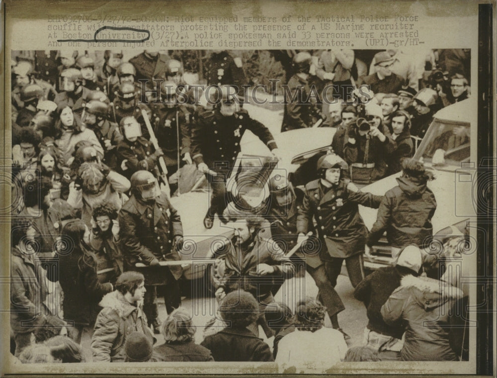 1972 Press Photo Protestor/Marine Recruiter/Boston Univ - RRV04003 - Historic Images