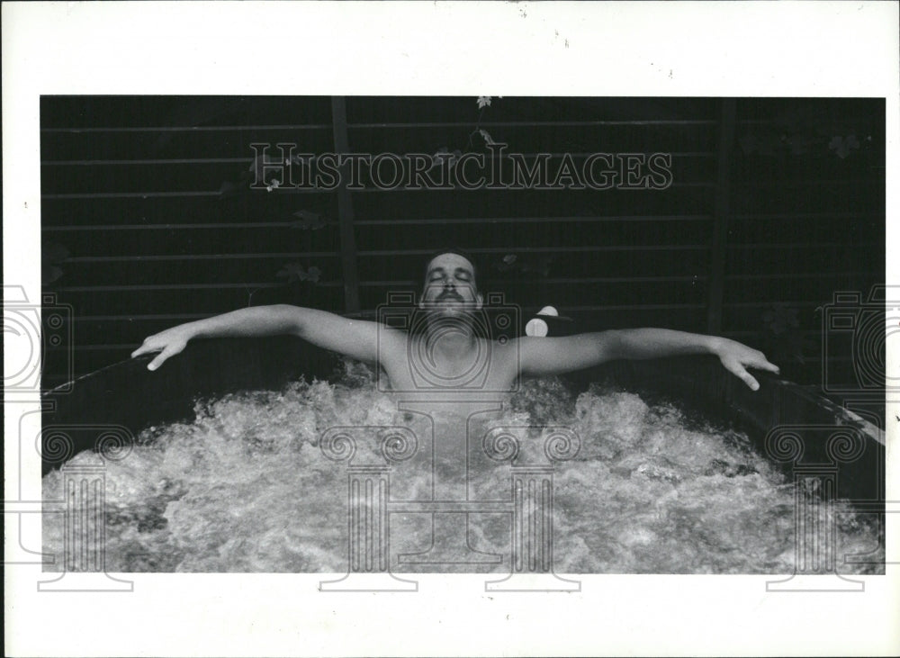 1980 Press Photo Hot Bath Tub - Historic Images