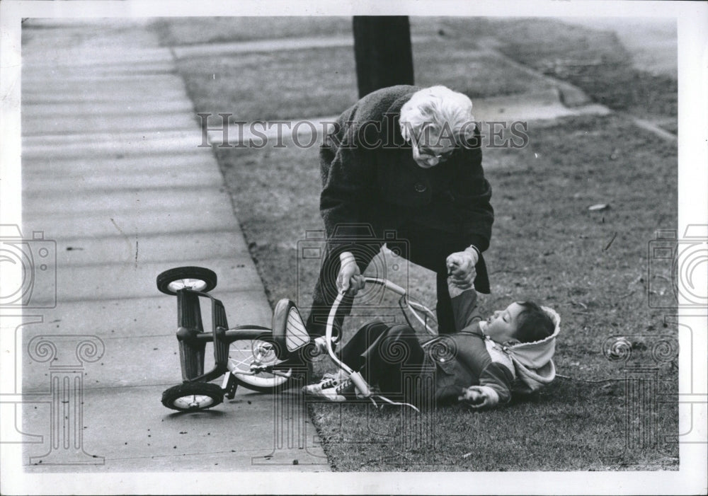 1973 Mrs. Sommerville &amp; granddaughter,Susie - Historic Images