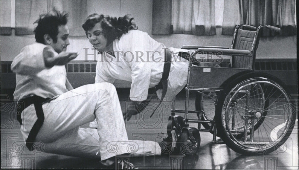 1975 Press Photo Handicapped Person Doing Karate - RRV05323 - Historic Images