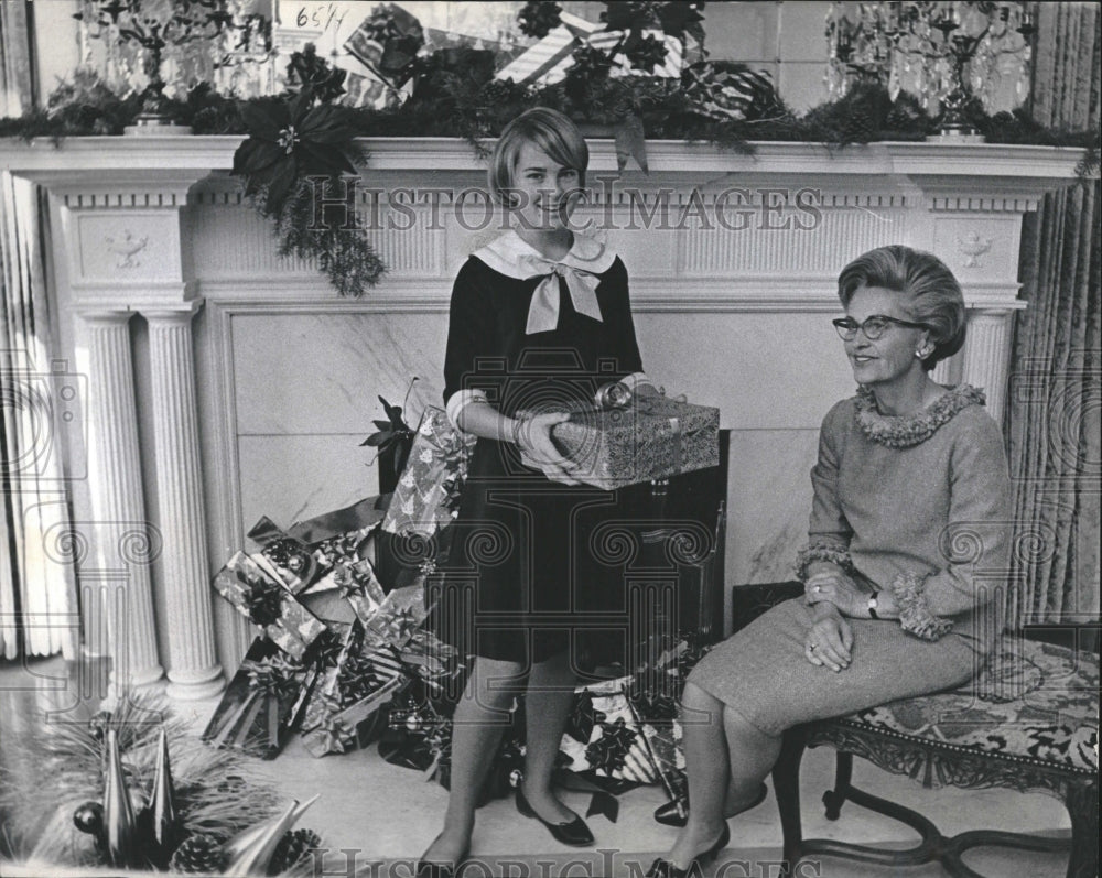 1966, Governor John Love Family Wife Becky - RRV05711 - Historic Images