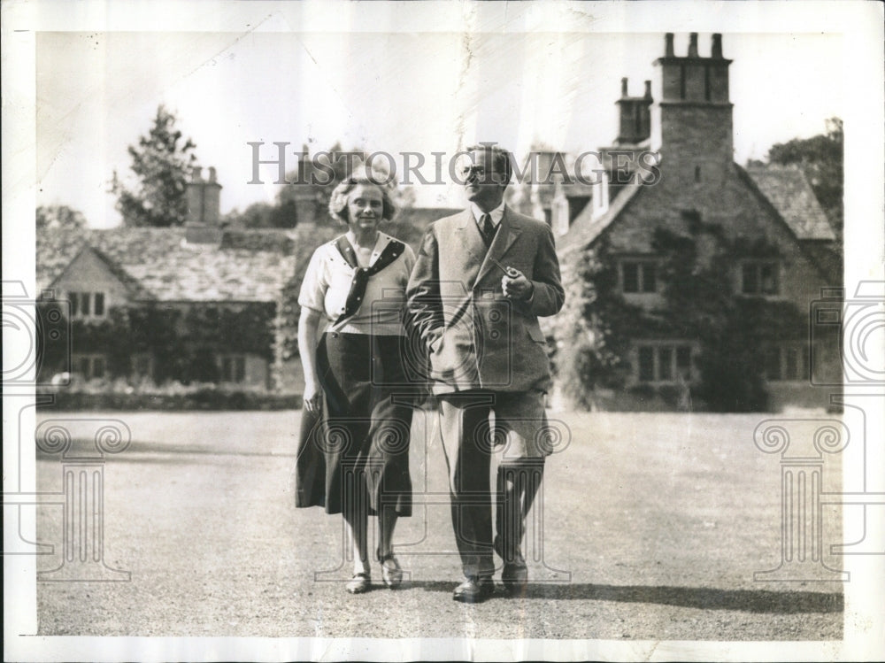 1942, Cripps walks with his wife - RRV05821 - Historic Images