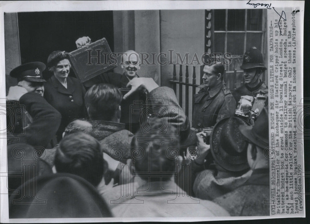 1950, Chancellor Battered Budget Box crowd - RRV05831 - Historic Images