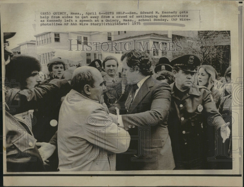 1975 Press Photo Senator Edward Kennedy Aides Crowd - RRV06113 - Historic Images