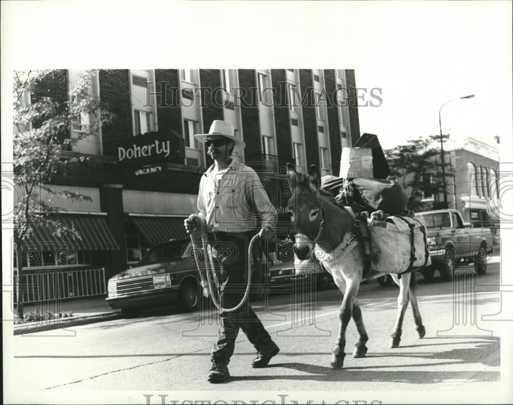 1991 Rusty Reed walker road animal - Historic Images