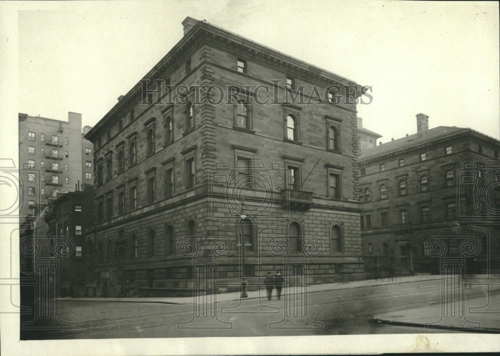1919 Press Photo Large Building Men Housing Photo Pose - RRV06273 - Historic Images
