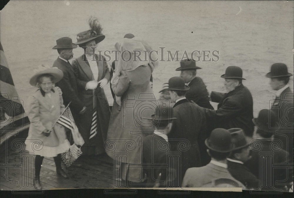 Press Photo Young Child Holds American Flag - Historic Images
