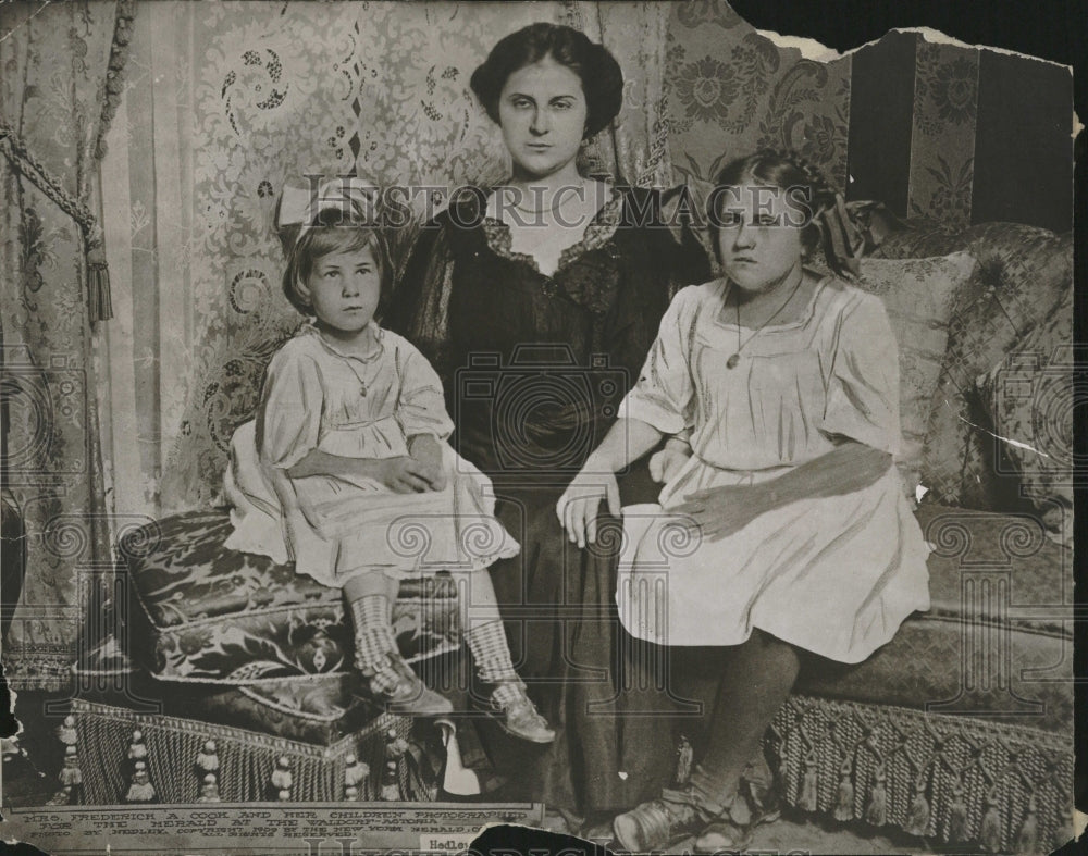 Press Photo Family Pose Photo Two Childs One Lady - RRV06523 - Historic Images