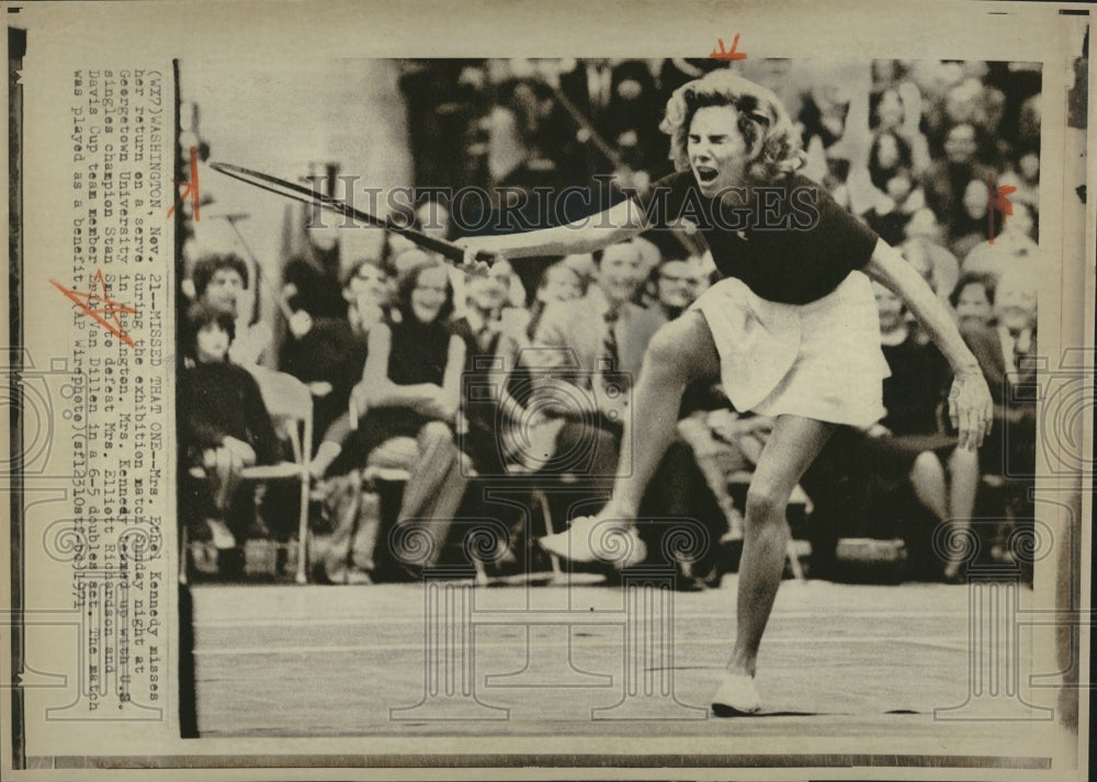 1971, Mrs Ethel Kennedy exhibition misses - RRV06611 - Historic Images