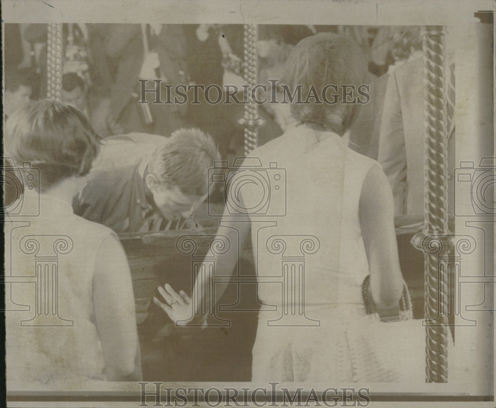 1968 Robert Kennedy kisses coffin woman man - Historic Images