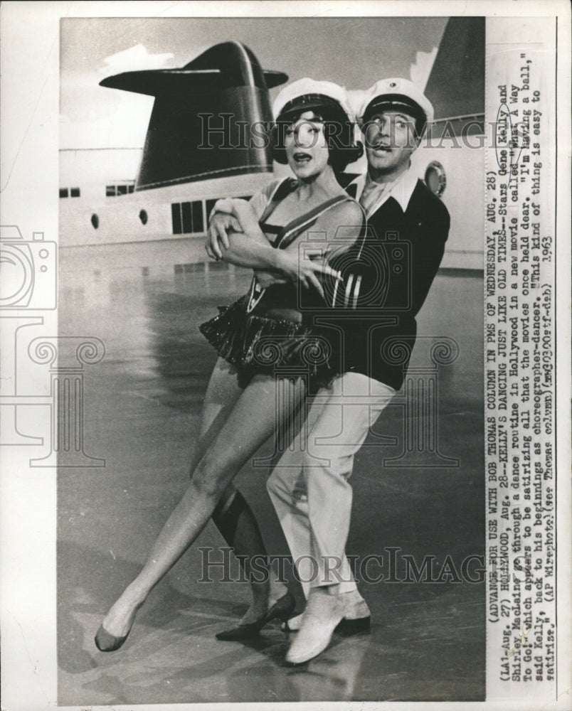 1963, Gene Kelly Shirley MacLaine routine - RRV07125 - Historic Images