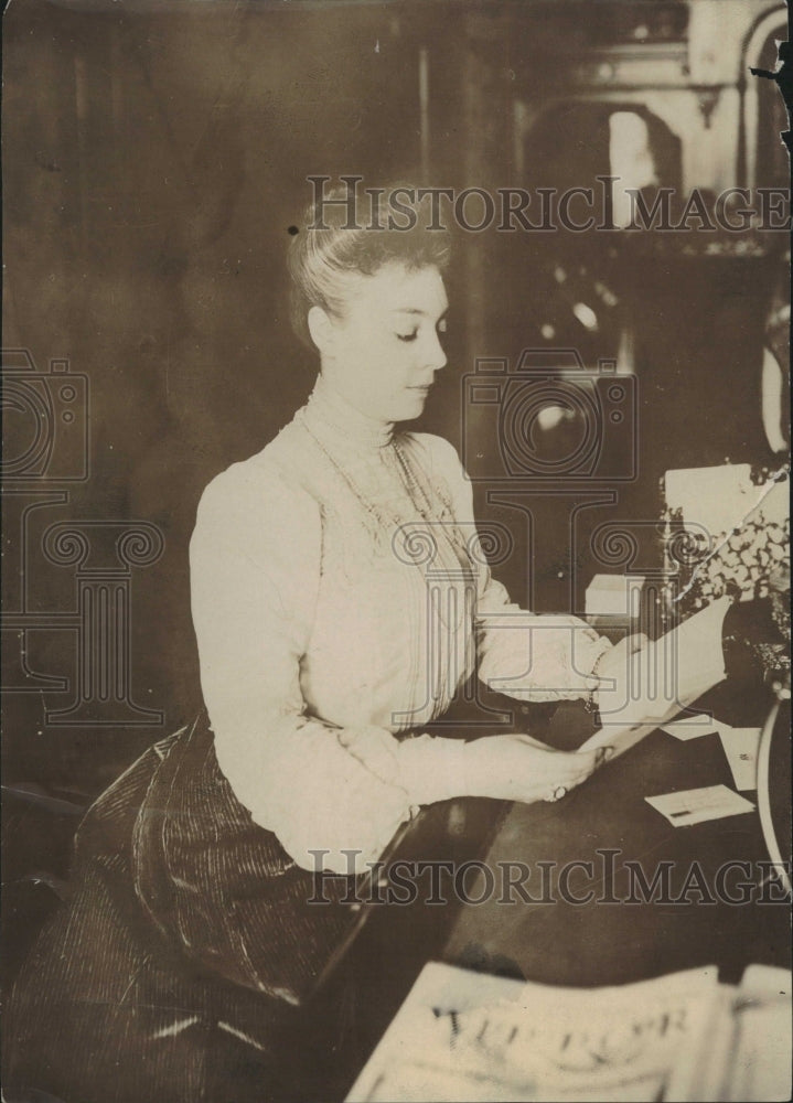 Press Photo Mrs Depew wife senator reads book table - Historic Images