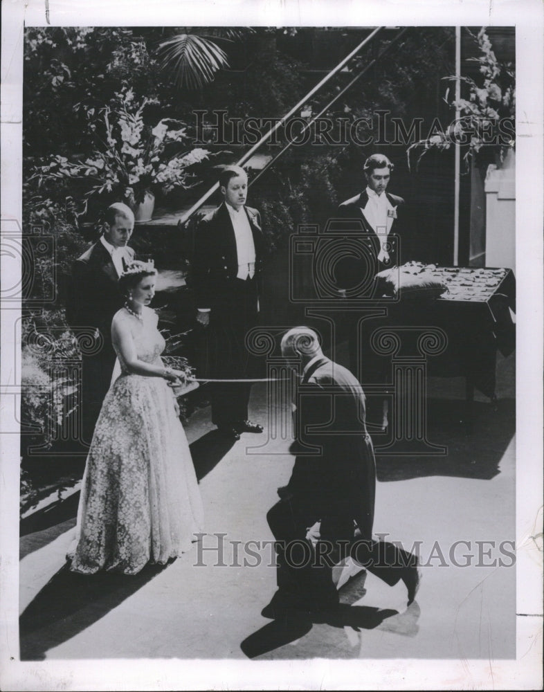 1955 Queen Elizabeth II New Zealand Harold  - Historic Images