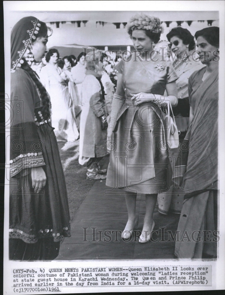 1961 Press Photo Queen Elizabeth II Pakistan Karachi - Historic Images