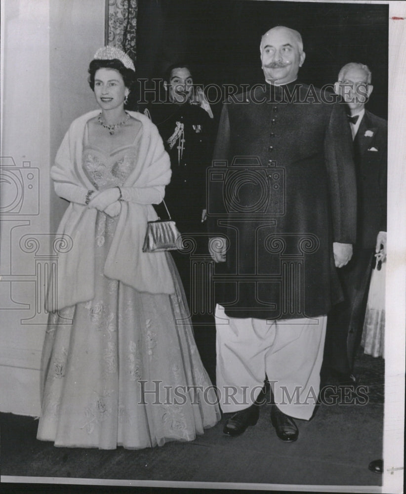 1961 Press Photo Queen Elizabeth II Malik Amiar Khan - RRV07493 - Historic Images