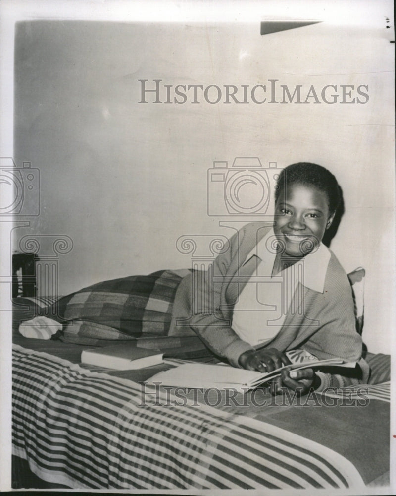 1960, Pamela Odede Engaged Tom Mboya Kenya - RRV07605 - Historic Images