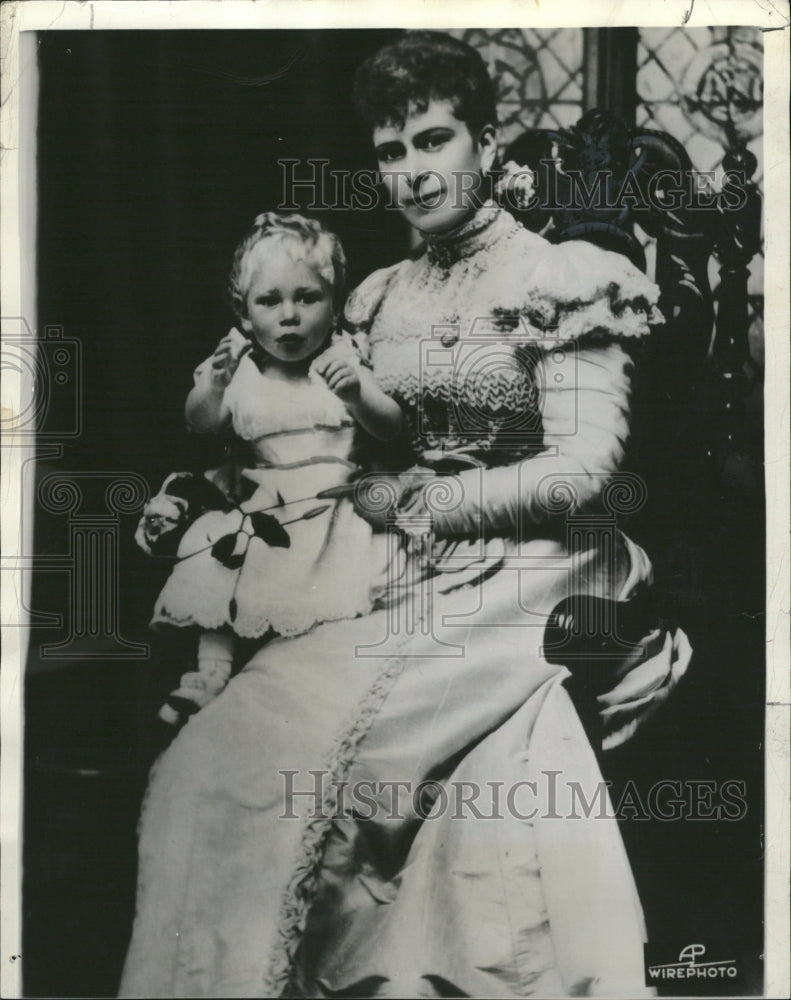 1952 Press Photo GeorgeVI Baby Britains King Queen Mary - RRV07951 - Historic Images