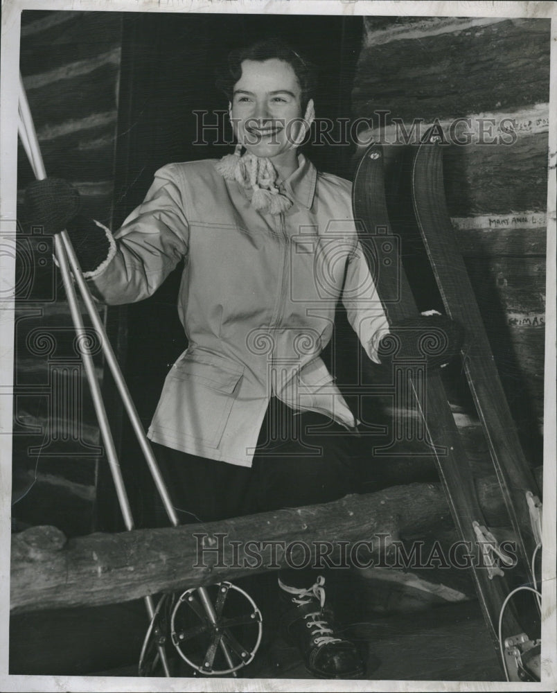 1950 Press Photo Roma Turner Amer Youth Hostel Climbing - Historic Images