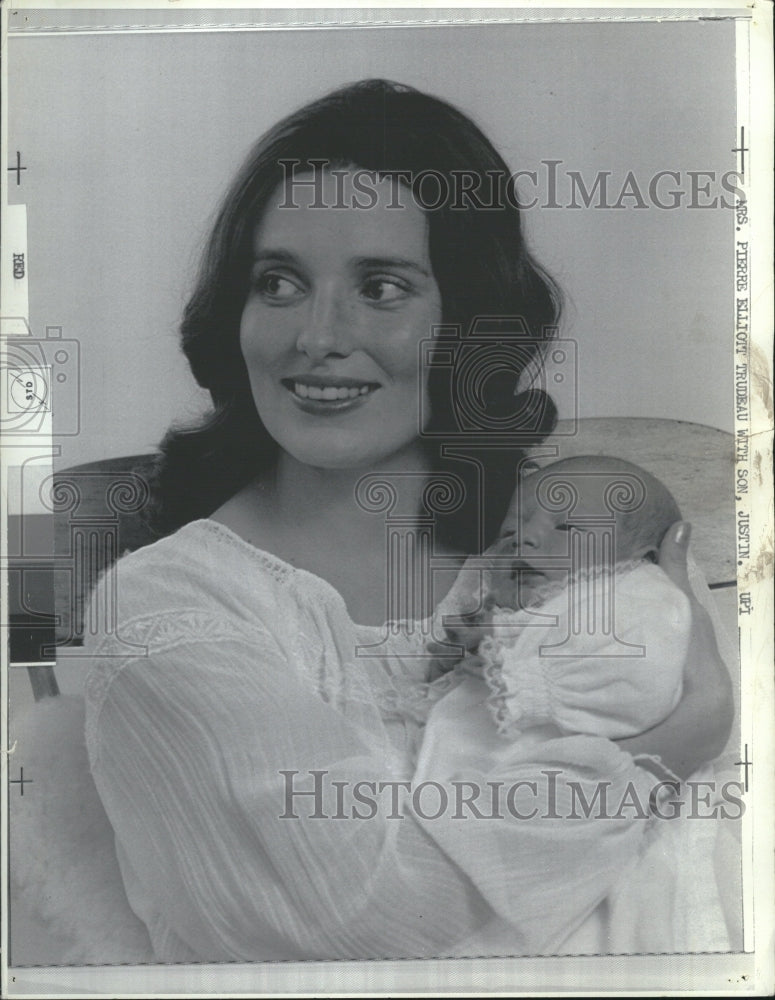 1972 Mrs Pierre Ellioit Trudeau Justin Son - Historic Images