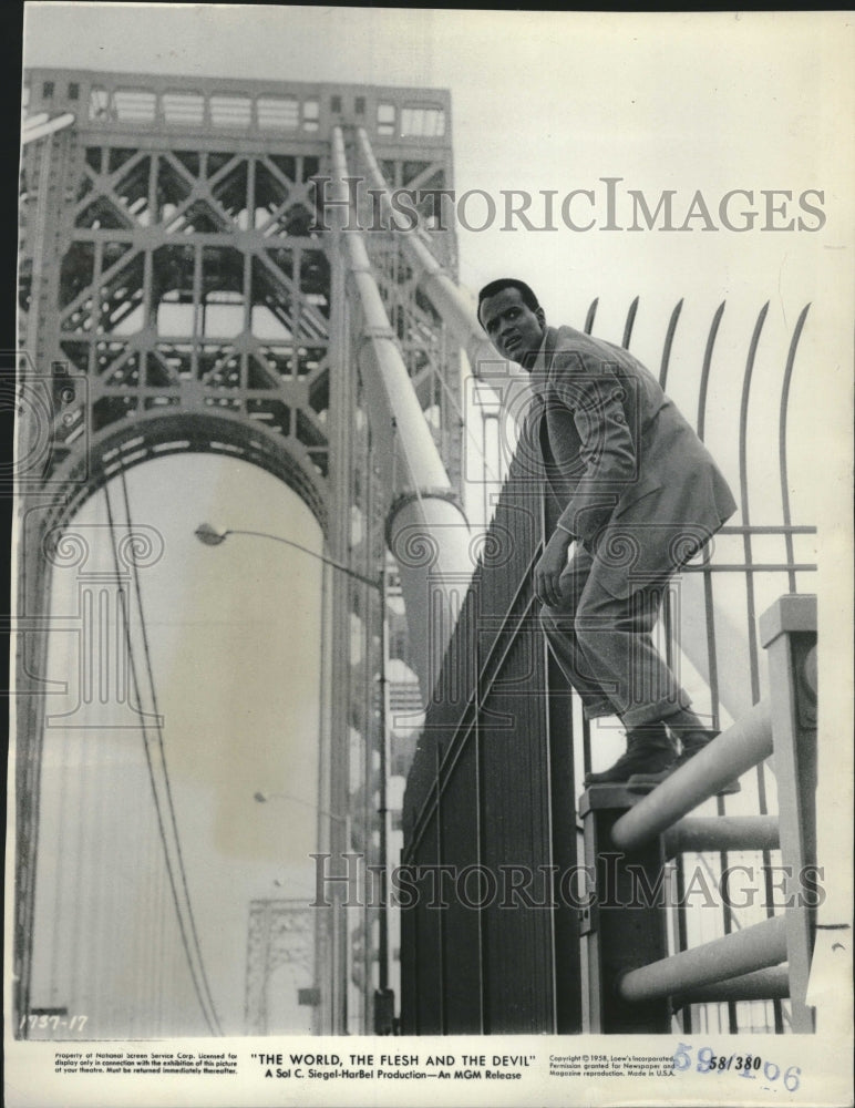 1959 Press Photo MAn Harry Alone World Flesh Devil City - RRV08351 - Historic Images