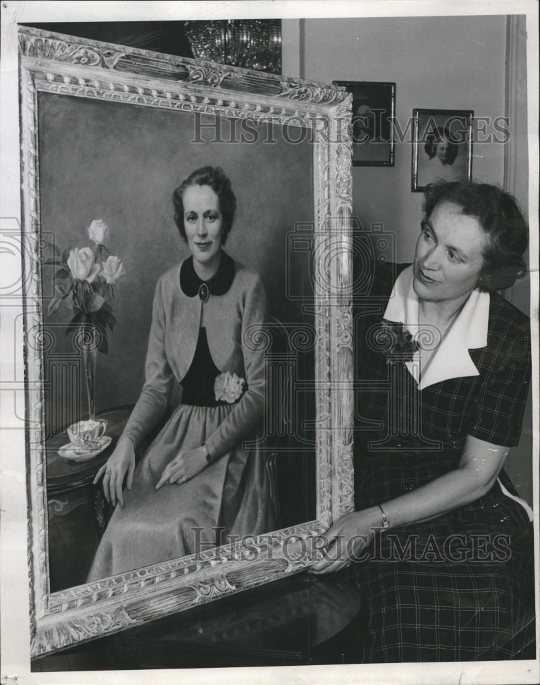 1950 Press Photo Mrs. Lee appraising her portrait. - RRV08449 - Historic Images