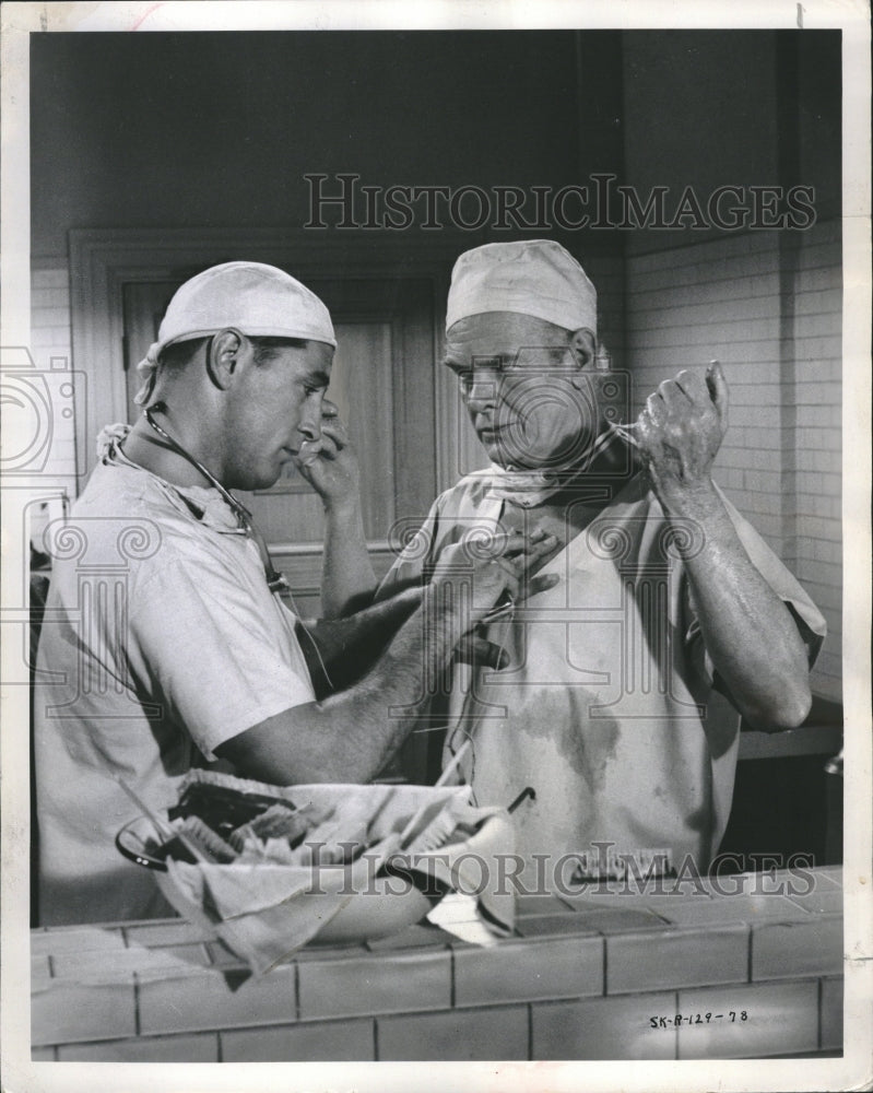 1955 Press Photo Robert Mitchum Charles Bickford Drama - RRV08963 - Historic Images