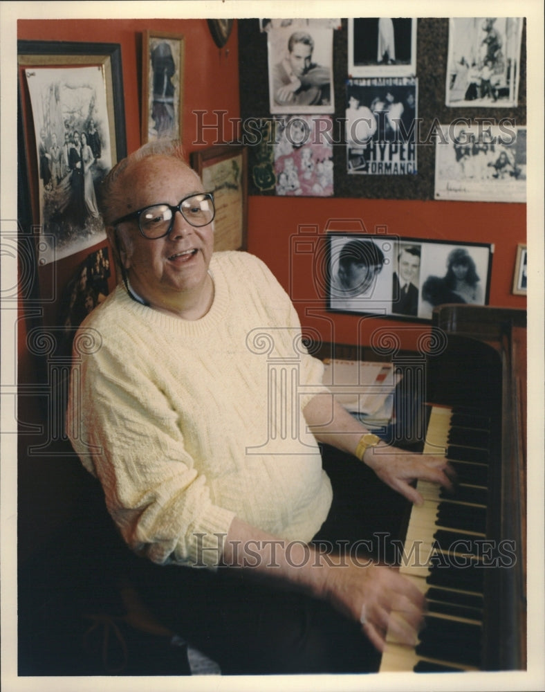 1996 Ray Taylor music coach plays piano - Historic Images
