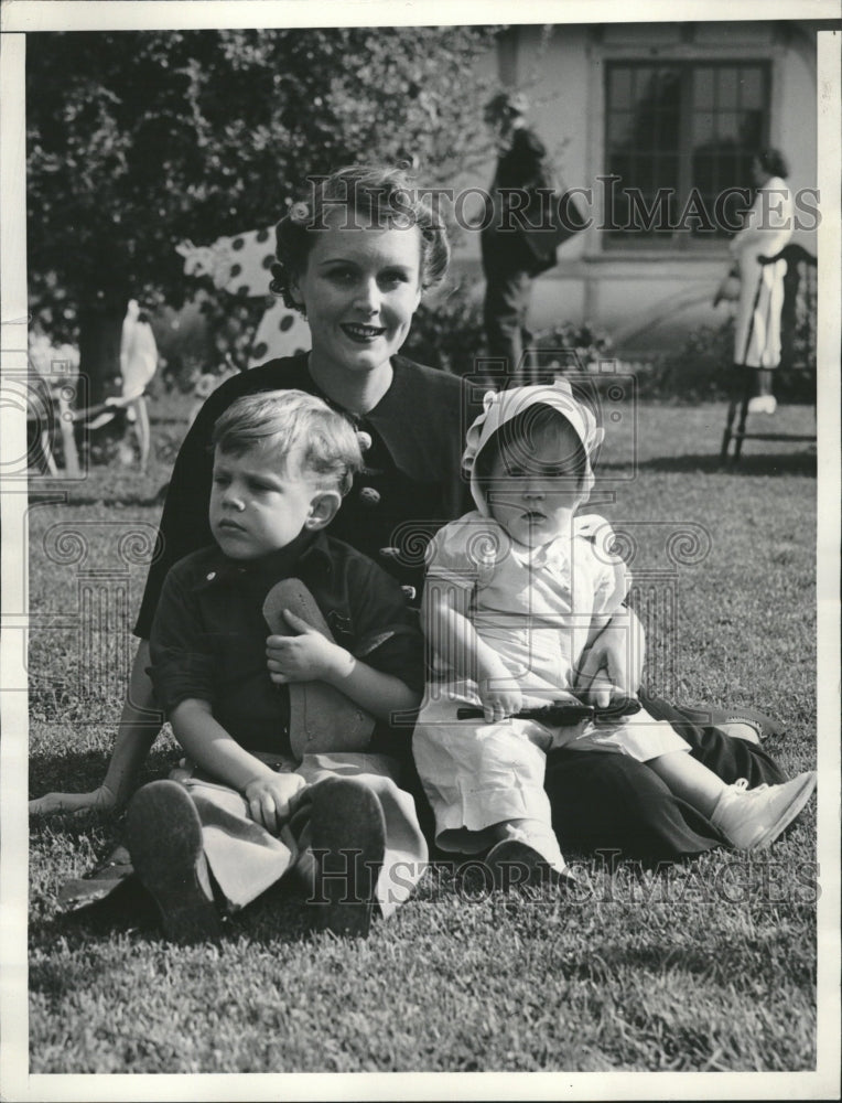 1936 Press Photo Mrs.Stuart Erwin and her children. - RRV09309 - Historic Images