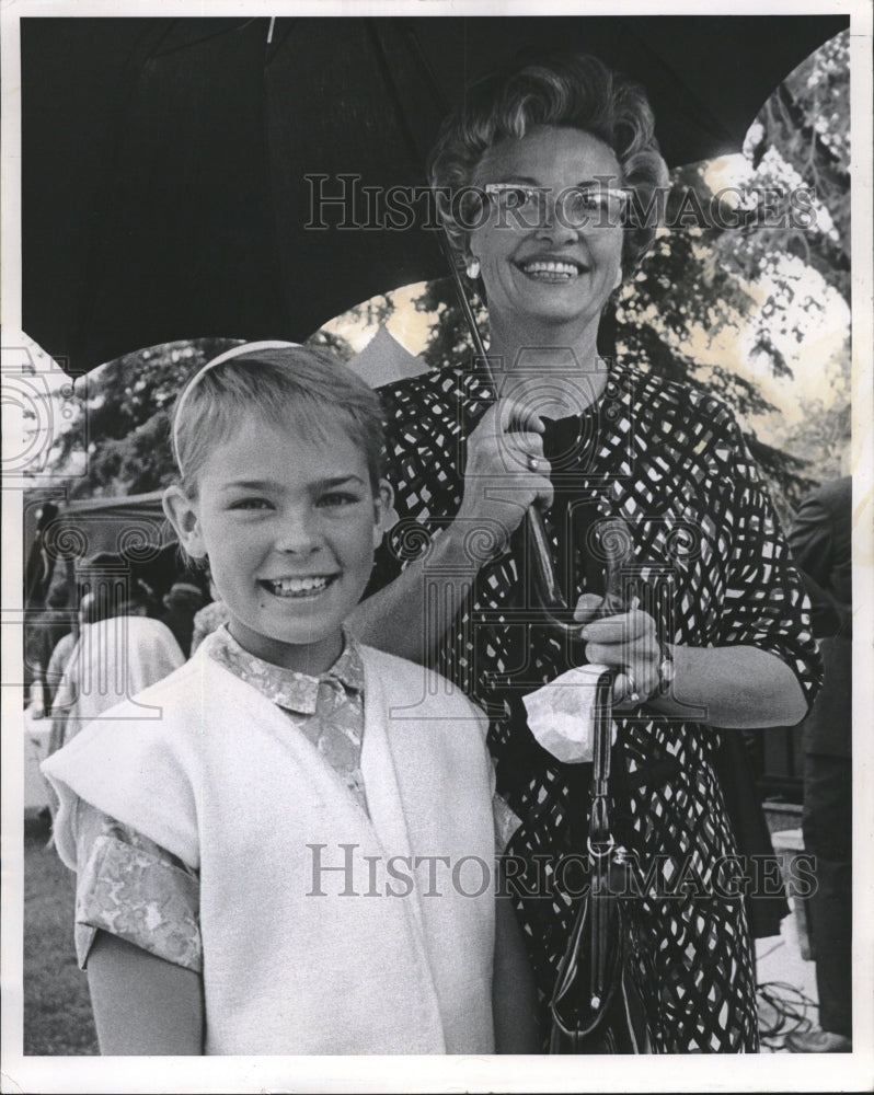 1988, MRS. JOHN LOVE BECKY GARDEN PARTY - RRV09771 - Historic Images