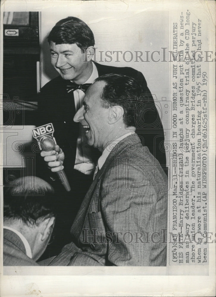 1950 Press Photo Harry Bridges laugh news man question - Historic Images